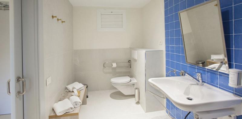 aangepaste badkamer in hotel corallium dunamar