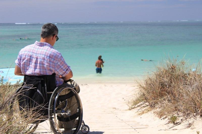 man in rolstoel aan zee
