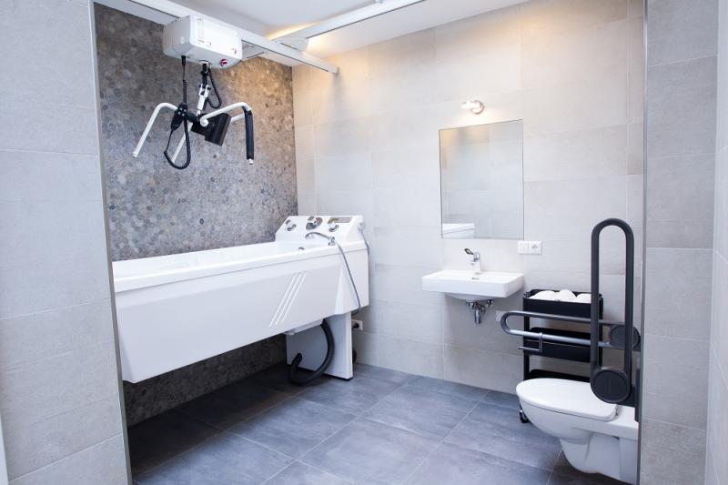 Aangepaste-badkamer-met-plafondlift-vz-zorgvakanties